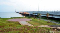 Sebelum Jembatan Suramadu berdiri, satu-satunya akses dari Surabaya ke Pulau Madura dan sebaliknya adalah menggunakan penyeberangan kapal feri Pelabuhan Tanjung Perak-Kamal. Kondisinya saat itu sudah sangat padat. (Dok. BPWS).