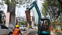 Alat berat sudah didatangkan untuk pembangunan LRT Cawang-Dukuh Atas di ruas Jalan HR Rasuna Said.