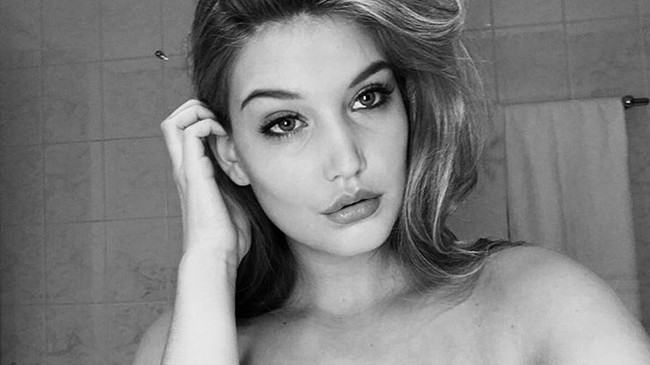 Ketika aku menandatangani kontrak dengan MiLK (agensi) mereka mengunggah foto dengan caption The new curvy Gigi Hadid dari sana aku sadar munngkin memang benar! Padahal menurutku aku lebih mirip Bella Hadid, terang Iza. Foto: Dok. Instagram/izaijzerman