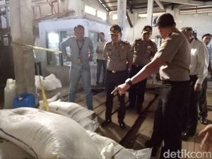 Polisi Gerebek Gudang Pengolahan Garam Industri di Jambi