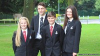 Inggris menggunakan seragam formal dengan jas yang rapi berikut dengan dasi. Beberapa anak sekolah dasar juga menggunakan topi anyaman berwarna krem (dok Cottingham High School)