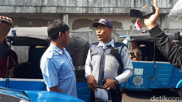 Barang hasil penertiban trotoar dibawa petugas Satpol PP menggunakan trukBarang hasil penertiban trotoar dibawa petugas Satpol PP menggunakan truk (Foto: Cici Marlina Rahayu/detikcom)