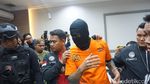 Foto: Jadi Tersangka, Tora Sudiro Lambaikan Tangan