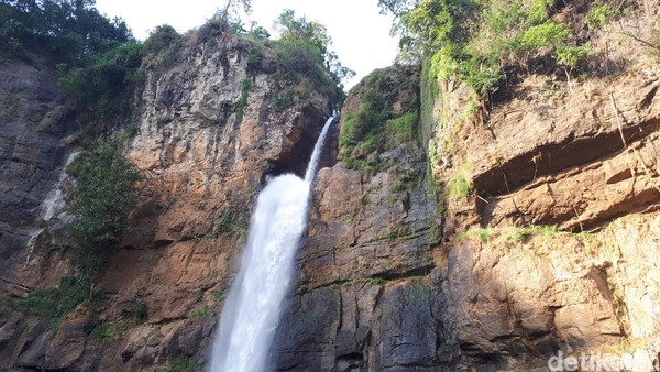  Dari Indonesia, nama Geopark Ciletuh di Sukabumi juga telah mendapat pengakuan dari UNESCO. Geopark Ciletuh juga dikenal karena air terjunnya yang indah (Mukhlis/detikTravel)