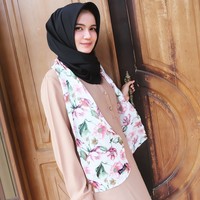 Caisar Dewi Maulina menjadi salah satu wanita yang berprofesi sebagai dokter. Ia tampil cantik dalam hijab konvensional hanya mengenakan satu jarum di bawah dagu. (Instagram/@deqmoy)