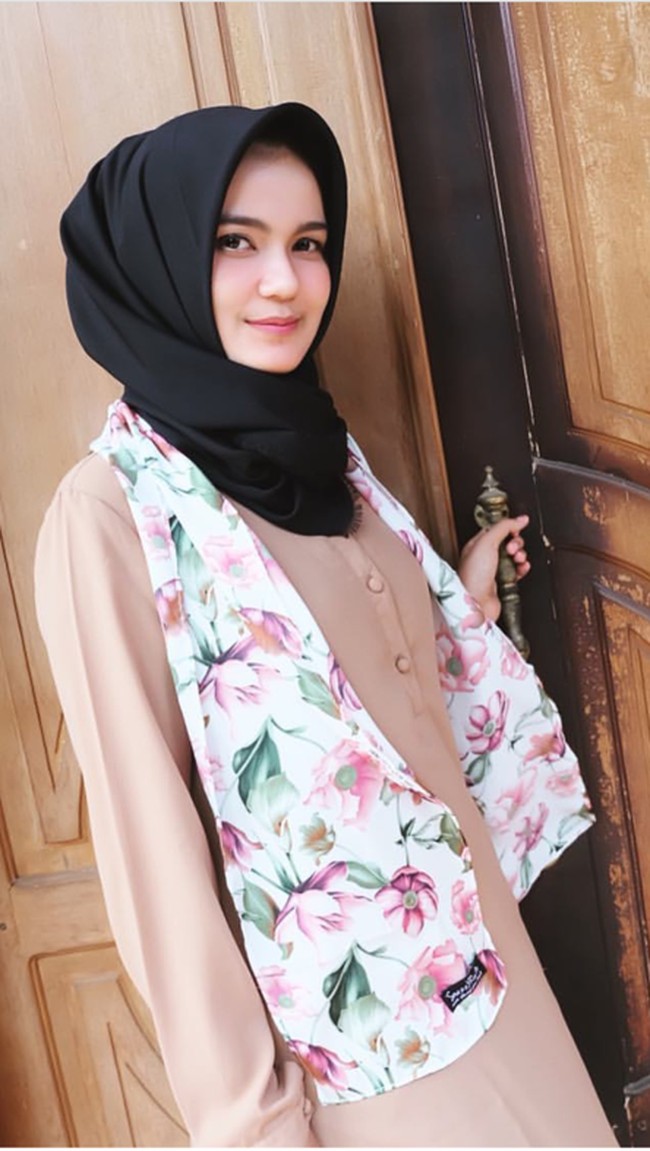 Caisar Dewi Maulina menjadi salah satu wanita yang berprofesi sebagai dokter. Ia tampil cantik dalam hijab konvensional hanya mengenakan satu jarum di bawah dagu. (Instagram/@deqmoy)