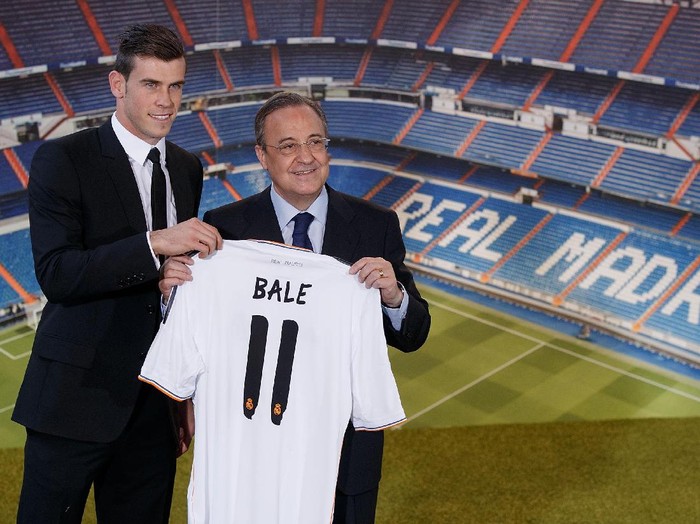 MADRID, SPAIN - SEPTEMBER 02:  Gareth Bale shows his new Real Madrid shirt as he stands alongside president Florentino Perez during his presentation as a new Real Madrid player at Estadio Santiago Bernabeu on September 2, 2013 in Madrid, Spain.  (Photo by Gonzalo Arroyo Moreno/Getty Images)
