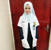 Dokter berhijab lain yang berparas manis adalah Fida Fifi. Ia tampil simpel mengenakan setelan feminin berupa kemeja longgar dan rok panjang untuk tampil feminin. (Instagram/@fidafifi27).