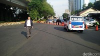Sedangkan, kendaraan dari arah Kuningan yang mengarah ke Cawang bisa menggunakan jalan layang atau flyover dan tidak terkena imbas rekayasa lalu lintas. (Foto: Edward Febriyatri Kusuma/detikcom)
