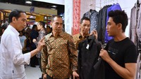 Jokowi sempat memasuki beberapa toko dan membeli beberapa baju kaos dan jaket. (Foto: Laily Rachev/Biro Pers Setpres)