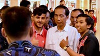Kedatangan Presiden mengejutkan pengunjung mal tersebut, termasuk beberapa turis asing. (Foto: Laily Rachev/Biro Pers Setpres)