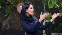 Wanita yang akrab disapa Karput itu tampak lebih kurus.
