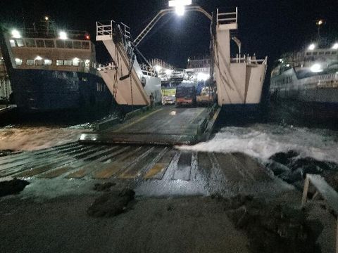 Antrean Truk yang tertahan di Pelabuhan
