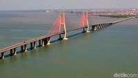 Siapa yang tak tahu jembatan Suramadu? Tempat ikonik ini merupakan jembatan terpanjang di Indonesia. Selain ikonik, pemandangan yang didapatkan di jembatan ini sangat indah.(Kementerian PUPR)