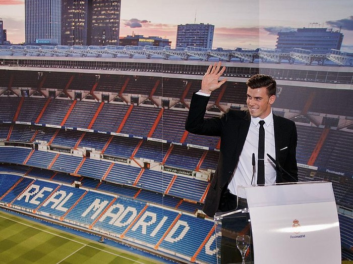 MADRID, SPAIN - SEPTEMBER 02:  Gareth Bale greets the audience during his presentation as a new Real Madrid player at Estadio Santiago Bernabeu on September 2, 2013 in Madrid, Spain.  (Photo by Gonzalo Arroyo Moreno/Getty Images)