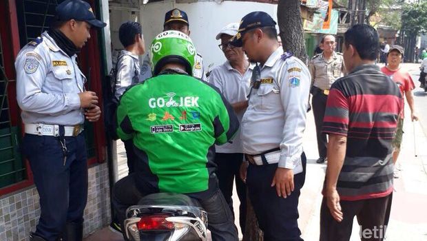 Selain Ditilang, Penerobos Trotoar Dewi Sartika Dihukum Squat Jump