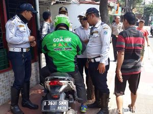 BPTJ Tertibkan Parkir Ojek Online di Sekitar Stasiun Sudirman
