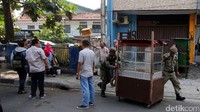 Razia tersebut langsung menjadi tontonan warga sekitar.