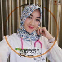 Dokter berhijab cantik lainnya ada Raudha Chasmere. Raudha sering tampil modis dalam setelan busana yang kekinian dan simpel saja. (Instagram/@raudhach)