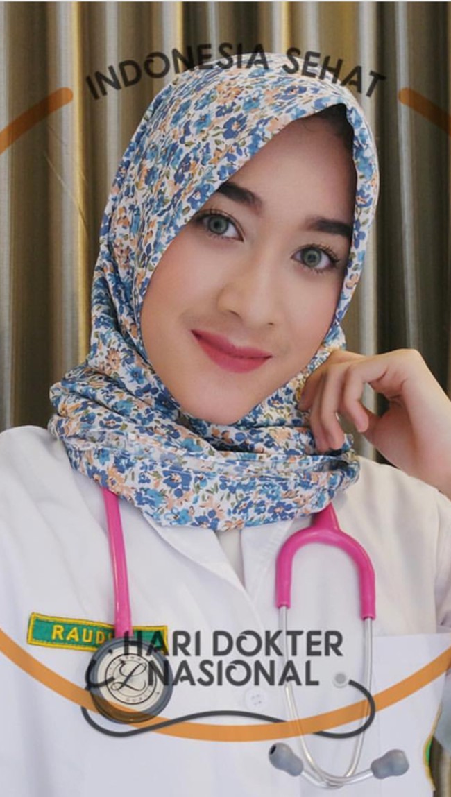 Dokter berhijab cantik lainnya ada Raudha Chasmere. Raudha sering tampil modis dalam setelan busana yang kekinian dan simpel saja. (Instagram/@raudhach)