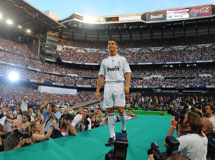 MADRID, SPAIN - JULY 06:  New Real Madrid player Cristiano Ronaldo is presented to a full house at the Santiago Bernabeu stadium on July 6, 2009 in Madrid, Spain.  (Photo by Denis Doyle/Getty Images)