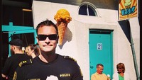 Salah satu polisi ganteng. Kembali ke kasus penembakan, polisi setempat berhasil meringkusnya dengan balik menembak mati. Uniknya, pihak kepolisian malah meminta maaf kepada keluarga si pelaku karena sudah menembak mati. Mereka mengaku sudah menggunakan berbagai cara tapi tidak berhasil (Dok. logreglan/Instagram)