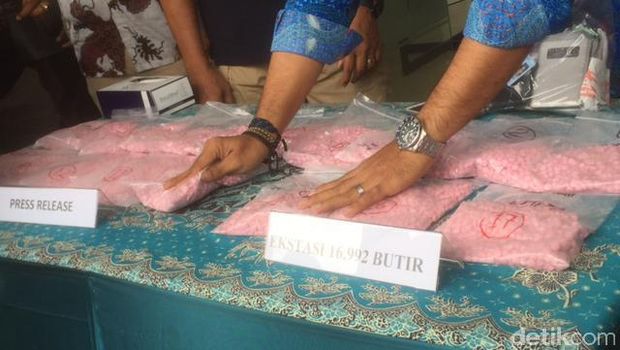 Barang bukti ekstasi milik bandar narkoba di Medan