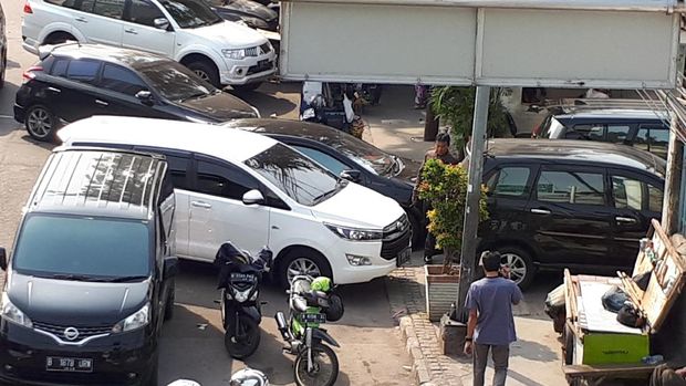 Hal ini sangat mengganggu aktivitas pejalan kaki.