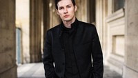 Ketampanan dan wajah ganteng Pavel Durov memang kerap memesona kaum hawa. Sudah ganteng, muda, dan kaya raya. Jadi, mau liburan ke mana lagi Durov? (Instagram/Pavel Durov)