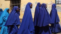 Di Somalia, Afrika kebanyakan anak sekolah memakai seragam berwarna biru. Karena mayoritas penduduk beragama Islam, para pelajar perempuan pun juga memakai jilbab (Reuters)