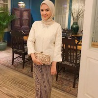 Dokter berhijab lainnya yang memiliki pesona memukau adalah dr. Shabrina Narasati Aulia. Wanita dengan sapaan akrab Ina itu merupakan salah satu dokter lulusan Fakultas Kedokteran Universitas Indonesia (FKUI) yang senang tampil feminin. (Instagram/shabrina_aulia)