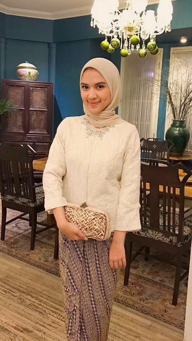Dokter berhijab lainnya yang memiliki pesona memukau adalah dr. Shabrina Narasati Aulia. Wanita dengan sapaan akrab Ina itu merupakan salah satu dokter lulusan Fakultas Kedokteran Universitas Indonesia (FKUI) yang senang tampil feminin. (Instagram/shabrina_aulia)