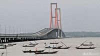 Jembatan Suramadu bukan hanya sekadar penghubung Surabaya dengan Pulau Madura, tetapi juga menjadi salah satu tujuan wisata favorit bagi warga sekitar ataupun para traveler yang sengaja datang dari luar kota untuk melihat secara langsung gagahnya ini. Instagram/Kementerian PUPR.