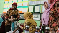 Pelaksanannya akan dilakukan dalam dua tahap. Pertama, pada Agustus dengan menyasar anak-anak di sekolah-sekolah. Tahap berikutnya, imunisasi MR yang akan dilaksanakan secara serentak pada September 2017 untuk balita.