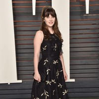 Nama selebriti lagi yang sering salah diucapkan, Zooey Deschanel. Dibaca bukan zoo-ee desh-sha-nel tapi zoh-ee day-shah-nell. Foto: Getty Images