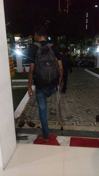 Pemuda difabel salat berjamaah /