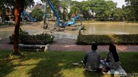 Terlihat tiga alat berat diturunkan untuk memudahkan pengerukan lumpur.