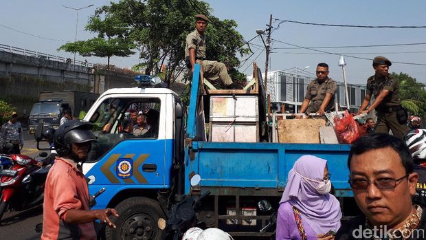 Barang hasil penertiban trotoar dibawa petugas Satpol PP menggunakan truk