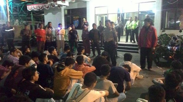 Puluhan pelajar yang diduga hendak tawuran diamankan polisi.