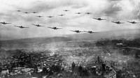 Sejumlah pesawat Luftwaffe terbang rendah pada tahun 1939. (General Photographic Agency/Getty Images).