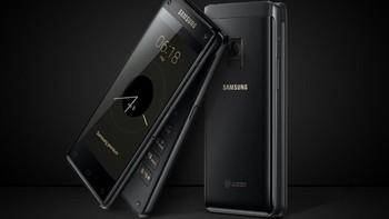 Ponsel bernama Leader 8 itu mengusung layar 4,2 inch HD Amoled di bagian dalam dan juga di bagian depan ketika ponsel tertutup. Foto: Samsung