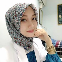 Dokter berhijab cantik lainnya ada Talitha Nur Cavah. Ia selalu tampil memukau dalam ballutan jilbab sederhana dan konvesional seperti foto satu ini.  (Instagram/@talithanurcavah)