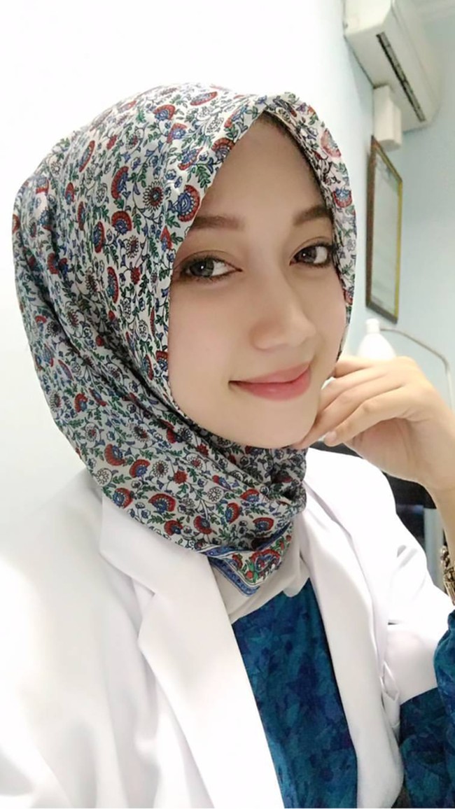 Dokter berhijab cantik lainnya ada Talitha Nur Cavah. Ia selalu tampil memukau dalam ballutan jilbab sederhana dan konvesional seperti foto satu ini.  (Instagram/@talithanurcavah)