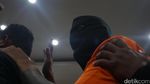 Foto: Jadi Tersangka, Tora Sudiro Lambaikan Tangan