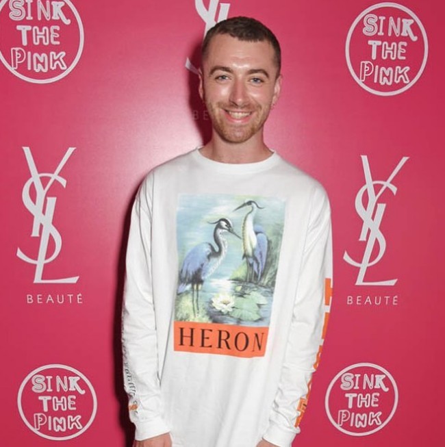 Tubuh pelantun Stay With Me itu terus bertransformasi. Kemarin, Kamis (3/8/2017), saat menghadiri sebuah acara di London, Sam yang mengenakan kaus lengan putih gombrong dan jeans tampak lebih langsing. Tulang pipinya lebih menonjol dan tak terlihat lagi double-chin di area lehernya. Foto: Instagram