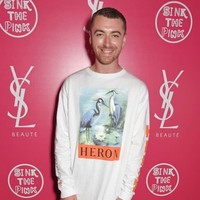 Tubuh pelantun Stay With Me itu terus bertransformasi. Kemarin, Kamis (3/8/2017), saat menghadiri sebuah acara di London, Sam yang mengenakan kaus lengan putih gombrong dan jeans tampak lebih langsing. Tulang pipinya lebih menonjol dan tak terlihat lagi double-chin di area lehernya. Foto: Instagram