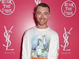 Sam Smith Jadi Drag Queen Saat Rayakan Tahun Baru