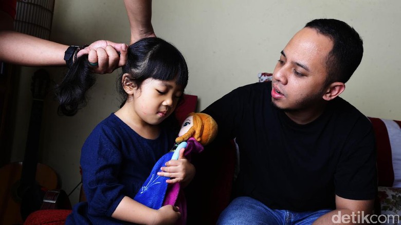 Saat Libur, Ayah Punya Waktu Santai Lebih Banyak Dibanding Bunda (Foto: Hassan/detikcom) Saat Libur, Ayah Punya Waktu Santai Lebih Banyak Dibanding Bunda (Foto: Hassan/detikcom)