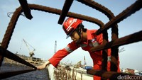 Proyek tanggul penahan ombak sempat terhambat disebabkan ‎izin trase dan analisis mengenai dampak lingkungan (Amdal) yang baru keluar pada Juli 2016 lalu.