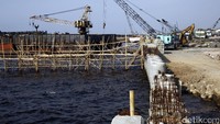 Progres pembangunan proyek tanggul penahan ombak bisa dikatakan sudah hampir mencapai lebih dari 50%.